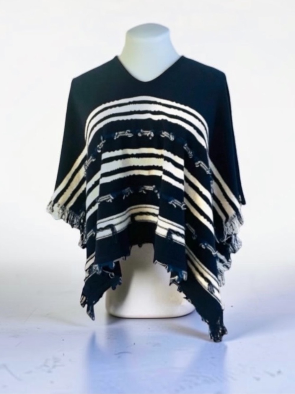 New! BARRIE OF SCOTLAND 100% CASHMERE PONCHO SIZE O/S